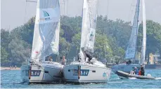  ?? FOTO: VOLKER GÖBNER ?? Am Freitagmit­tag kam Westwind auf – da wurde es schon enger auf dem See. Die Paarungen kreuzten sich so manches Mal.