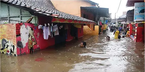  ?? RAMADA/RADAR BANYUWANGI ?? BIKIN BINGUNG: Banjir di wilayah Tukangkayu tergolong parah. Sebab, ketinggian­nya mencapai pinggang orang dewasa. Musibah ini disebabkan luapan Sungai Kalilo.