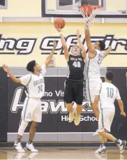  ?? ADOLPHE PIERRE-LOUIS/JOURNAL ?? Volcano Vista’s Josh Parmenter (40) scores while being defended by Albuquerqu­e High’s Daizon Green, left, Marlon Cunningham, center, and Randy Castillo.