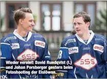  ??  ?? Wieder vereint: David Rundqvist (l.) und Johan Porsberger gestern beim Fotoshooti­ng der Eislöwen.