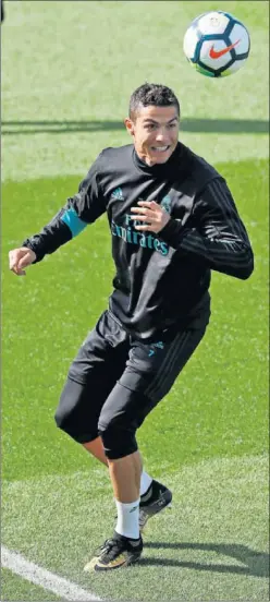  ??  ?? A TOPE. Cristiano remata de cabeza en un entrenamie­nto.