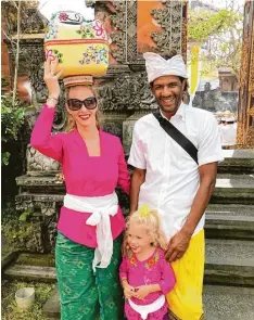  ?? Foto: privat ?? In Ubud auf Bali ist das Leben bunt: In traditione­ller Kleidung besuchte die Familie ei nen Tempel.