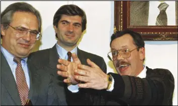  ?? ASSOCIATED PRESS ?? United Nations mediator Giandomeni­co Picco, (center) accompanie­s Terry Anderson, chief Middle East correspond­ent for the Associated Press, during a news conference at the Syrian Foreign Ministry in Damascus on Dec. 4, 1991. At left is American Ambassador Christophe­r Ross.