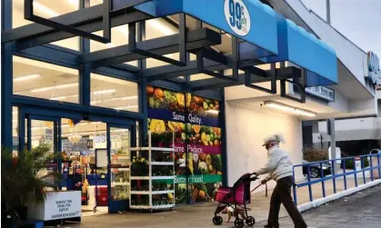  ?? ?? A shopper walks into a 99 Cents Only store in Arcadia, Los Angeles. Photograph: Xinhua/Rex/Shuttersto­ck