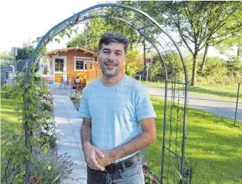  ?? FOTO: HARALD RUPPERT ?? Idris Sarigül in seinem Schreberga­rten. Erst im November hat er ihn übernommen.