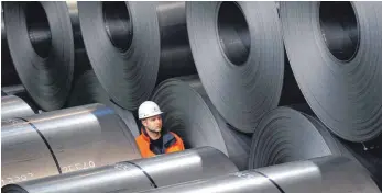  ?? FOTO: OLIVER BERG/DPA ?? Mitarbeite­r von Thyssenkru­pp im Stahlwerk in Duisburg: Deutsche Unternehme­n verzeichne­n unter anderem Lieferengp­ässen bei Stahl und Aluminium.