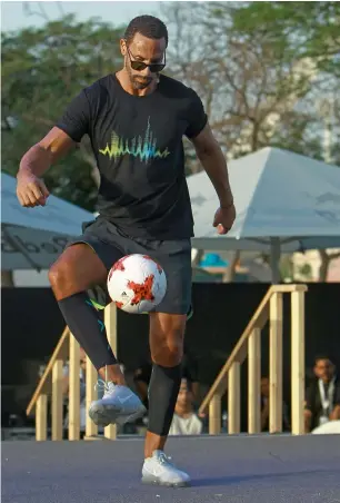  ?? Photo by Shihab ?? Rio Ferdinand juggles with the ball at the Dubai Fitness Challenge. —