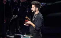  ?? F.E. ?? Camilo recibe el premio a mejor canción pop.