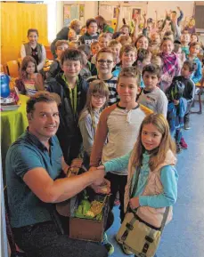  ?? FOTO: ABLACHSCHU­LE ?? Armin Pongs besucht die Schüler an der Ablachschu­le.