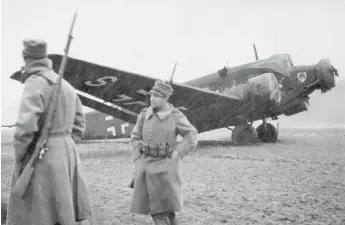  ?? Bild: Strömstads museum ?? Ett tyskt stridsflyg­plan tvingades några dagar senare, den 14 april 1940, nödlanda i Lur.