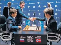  ??  ?? EL CAMPEÓN REPITE. Carlsen estuvo más seguro en la final.