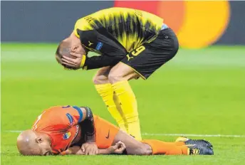  ?? FOTO: IMAGO ?? Auch wenn hier auch Nikosias Carlao Schmerzen hat, Krisenstim­mung ist vor allem beim BVB um Andrej Jarmolenko angesagt.