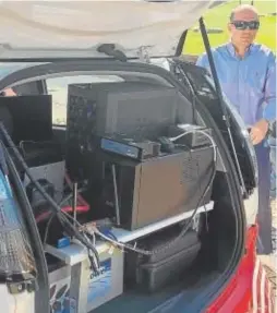  ?? ?? El maletero del coche está completame­nte ocupado por el ordenador para procesar la informació­n de los sensores