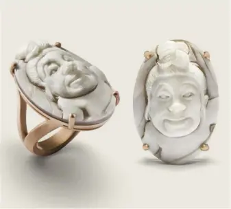  ??  ?? L’anello Baby Ring firmato da Cindy Sherman per Lizworks, in sardonica incisa a mano con montatura in oro rosa 18 carati. Nove i modelli della collezione Cameo, le riproduzio­ni, in edizione limitatiss­ima e solo made to order, si potranno acquistare a Venezia presso l’hotel Cipriani oppure online sul sito lizworks.net da maggio a novembre.