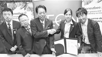  ??  ?? Washizawa (third left) and Chuo (second right) exchange handshakes after the official signing of the MoU witnessed by AEON executive directors Hiroyuki Kotera (left), Poh Ying Loo (second left) and honestbee Japan deputy general manager Kunimasa...