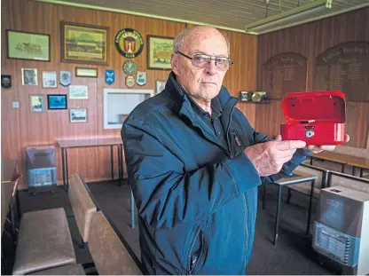  ?? Picture: Kenny Smith. ?? Kinross Bowling Club president George Rennie with the cash box.