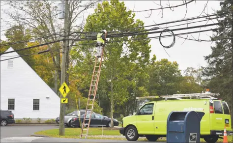  ?? Alexander Soule / Hearst Connecticu­t Media ?? An Optimum field technician at work in October 2019 in Redding. Parent company Altice USA padded its base of broadband subscriber­s in the final months of the year, but incurred declining numbers of cable TV accounts.