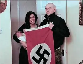  ?? MIDLANS POLICE ?? Los neonazis Adam Thomas y Claudia Patatas con su hijo Adolf.