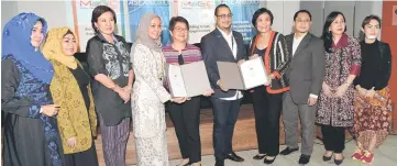  ??  ?? Nadira (fourth left) in a group photo with Pacita (fifth left) and Ashran (fifth right) after signing memorandum of understand­ing to cooperate on the Asean 10x10 programme. — Bernama photo