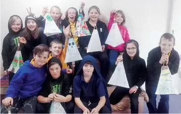  ??  ?? Ellinbank Primary School students show off their finished lanterns. Back row from left Charlie Williams, Harriet Etheringto­n, Matilda Williams, Olivia Thorne, Renee Hickin, Chelsea Vincent; middle row: Corey Vincent, Kane Reynolds, Hayley Maunder, Paul...