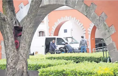  ??  ?? Imagen de cómo lucía ayer la Residencia Ofical de Los Pinos; no había militares en el área y algunos trabajador­es retiraban materiales.