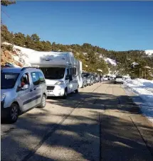  ??  ?? En raison de l’affluence, le temps de trajet était multiplié par trois, dimanche, au retour de Gréolières.