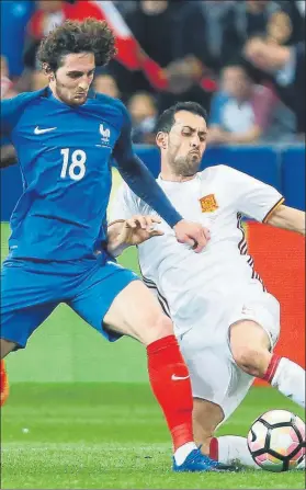  ?? FOTO: J.A. SIRVENT ?? Busquets frena un avance de Rabiot. El centrocamp­ista español ganó el pulso