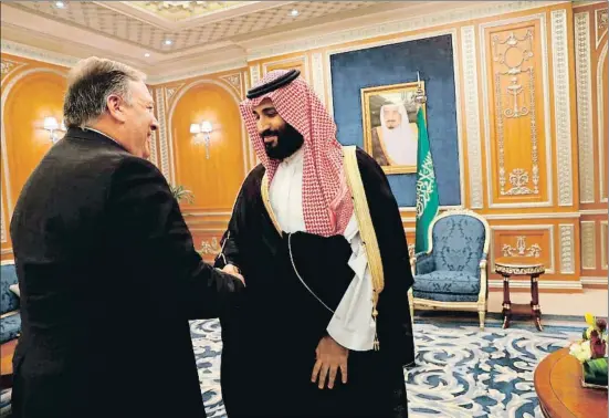  ?? LEAH MILLIS / AFP ?? El secretari d’Estat dels EUA, Mike Pompeo, saluda el príncep Mohamed bin Salman ahir a Riad