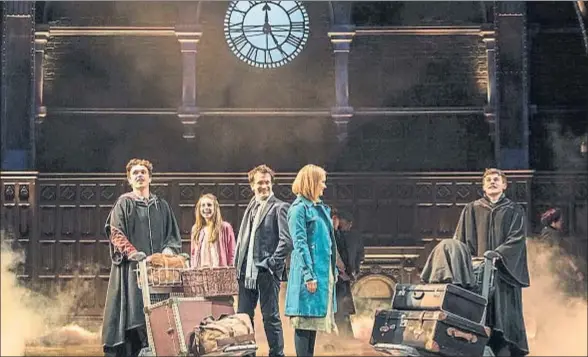  ?? . ?? El arranque. El montaje comienza con Harry Potter (en el centro, interpreta­do por Jamie Parker), despidiend­o a su hijo Albus Severus (a la derecha, personific­ado por Sam Clemmett) en la estación