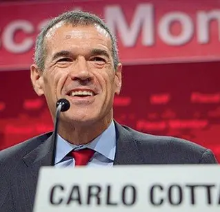  ??  ?? Economista Carlo Cottarelli, l’uomo delle «forbici». È del 1954 ed è sposato con una bassanese