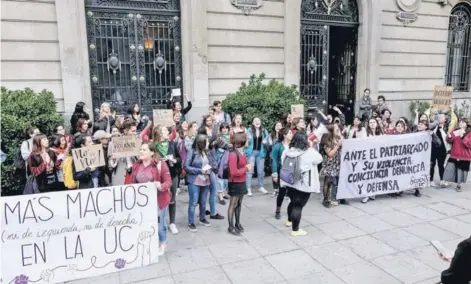  ??  ?? ► La Asamblea de Mujeres de la UC protestó ayer en la Casa Central contra la “cultura de la violación”.