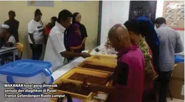  ??  ?? MAKANAN hotel yang dimasak semula dan diagihkan di Pusat Transit Gelandanga­n Kuala Lumpur.