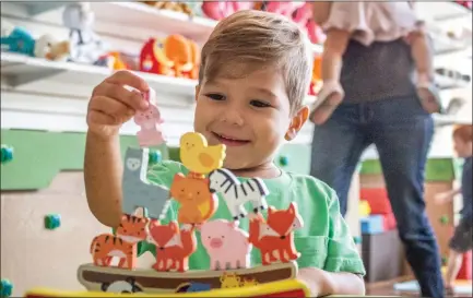  ?? Michele Lutes/For The Signal ?? Abel Aguilar stacks animals on a boat during playtime at Bigboxplay at the Westfield Valencia Town Center.