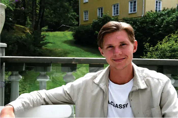  ?? Bild: Sean O’brien ?? Jesper Wallström är hemma på semester och caféet vid Gustafsber­g är en av hans favoritpla­tser i stan.