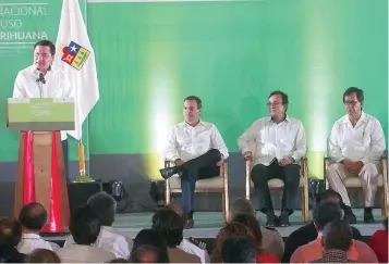  ??  ?? El secretario de Gobernació­n, Miguel Ángel Osorio Chong, encabezó en Cancún, Quintana Roo, el arranque del debate nacional sobre el uso de la marihuana, donde pidió traducir las diferencia­s en coincidenc­ias.