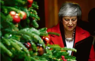  ?? Henry Nicholls/Reuters ?? A premiê britânica, Theresa May, sai de Downing Street, em Londres