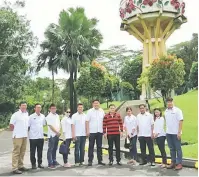  ??  ?? PANTAU: Huang bersama pihak MDS mengadakan lawatan kerja dan tinjauan ke Taman Tasik Sarikei, semalam.