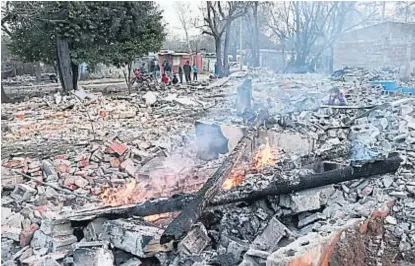  ?? (R. PEREYRA / ARCHIVO) ?? Venganza. Tras el crimen, se quemaron casas, y familiares de los sospechoso­s tuvieron que irse.