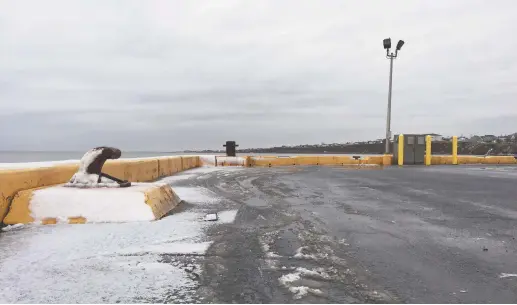  ??  ?? C’est au bout de ce quai du port de Caraquet que Gérald Doiron a perdu la vie en 2016. - Acadie Nouvelle: Vincent Pichard