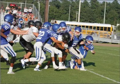  ?? Terrance Armstard/News-Times ?? Gang tackle: A host of Parkers Chapel defenders struggle to drag down a Smackover ball carrier. The teams held a scrimmage Tuesday at Parkers Chapel.