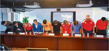  ??  ?? Deeply regretful: maba officials bowing in apology during a press conference at the maba stadium in Kuala Lumpur.