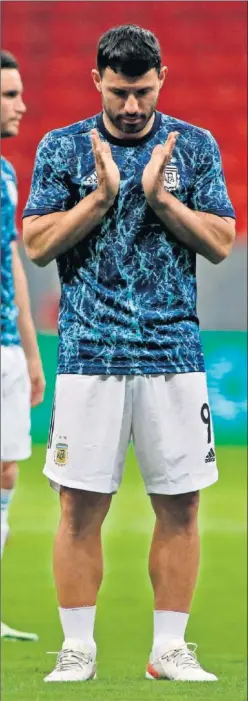  ??  ?? El Kun Agüero, en un calentamie­nto con Argentina.