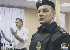  ??  ?? 0 Alexei Navalny, left, at Kirov’s Leninsky District Court yesterday