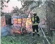  ?? FOTO: FF ?? Diese Hütte stand in einem Heerdter Kleingarte­n in Flammen.