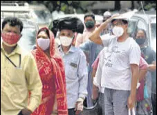  ?? SATISH BATE/HT PHOTO ?? People wait in a queue outside a Covid-19 vaccinatio­n centre in Goregaon, Mumbai, on Thursday.