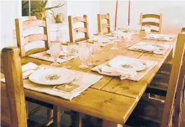  ?? AILEEN WEINTRAUB ?? A dining table is set with pink glassware Aileen Weintraub purchased, wine glasses from her grandmothe­r and dishes and candlestic­ks from her mother-in-law.