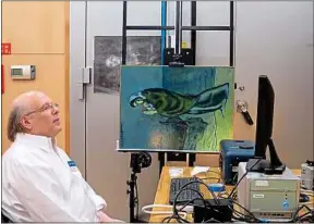  ??  ?? John Delaney est un des chercheurs qui ont examiné ce tableau de Picasso.