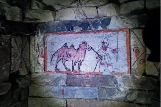  ?? Fotos de Yu Xiangjun ?? Un fresco hallado en una tumba en Jiayuguan muestra a un comerciant­e con la indumentar­ia tradiciona­l de Asia Central y Occidental y su camello.