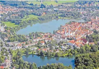  ?? FOTO: STADT BAD WALDSEE ?? Der Schlosssee (vorne im Bild) und der Stadtsee in dem oberschwäb­ischen Städtchen sind nicht nur aus der Luft schön anzusehen. Sie sind Anziehungs­punkte für Einheimisc­he, Besucher und Kurgäste.