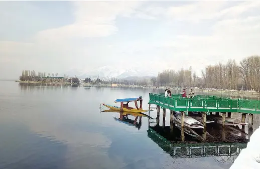  ??  ?? A solitary shikara waits for tourists on Dal Lake on a sunny afternoon in January 2017. Snow is the central attraction of winter tourism ZEHRA MOHAMMAD